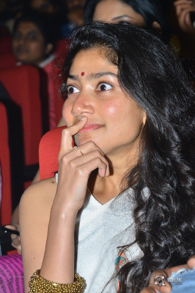 Sai-Pallavi-at-Padi-Padi-Leche-Manasu-Movie-Pre-Release-Event